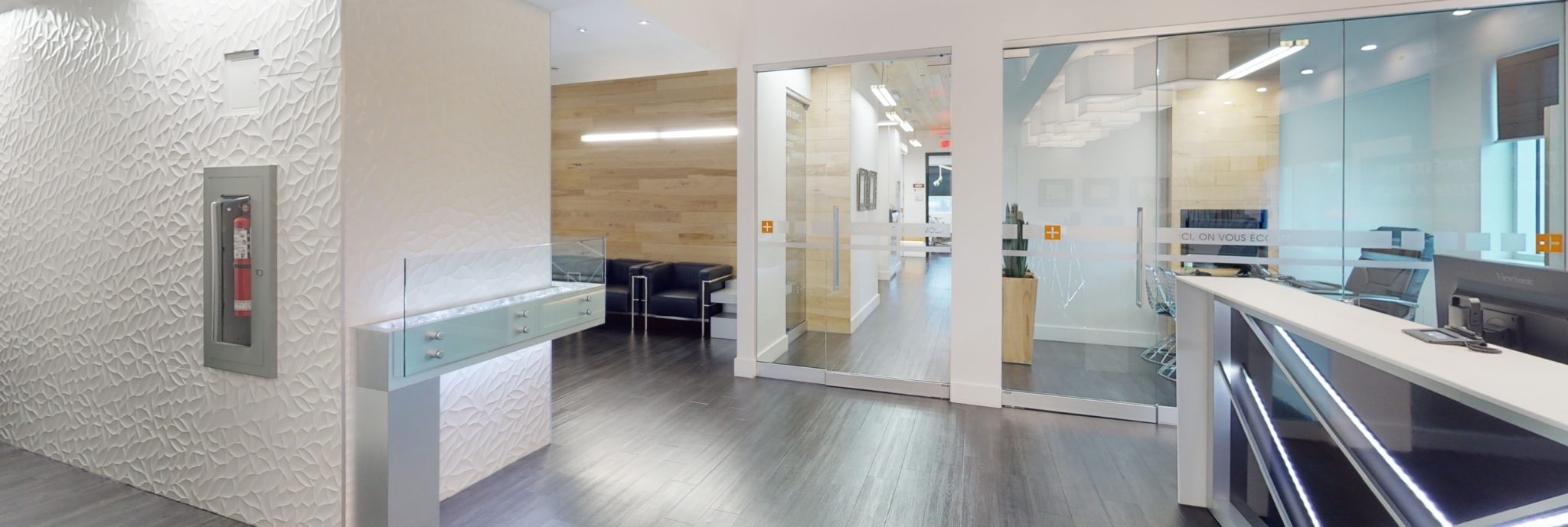 modern and clean reception at Alain Cyr dental and implant clinic in Boucherville